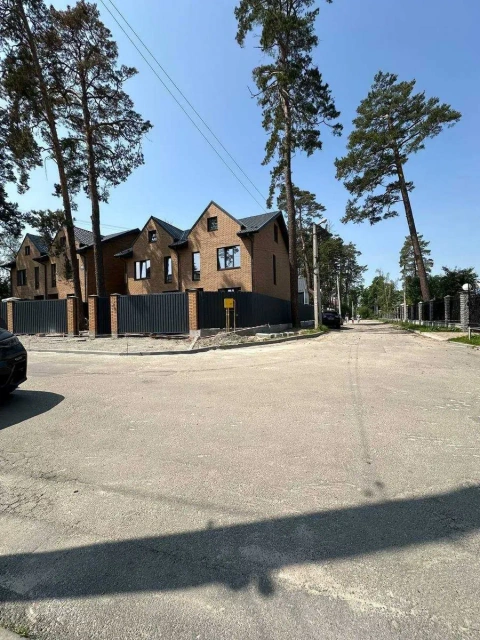 Дуплекс поруч з парком, школою з великою ділянкою!