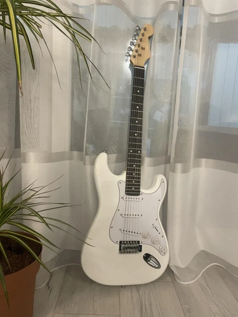 Електрогітара Rockstar біла + комплект аксесуарів
