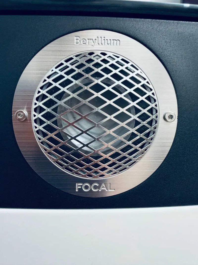 Focal Sopra No.1 Carrara White — полочник уровня, близкого к флагману Utopia | Франция, родные стойки и оригинальная упаковка — фото 3
