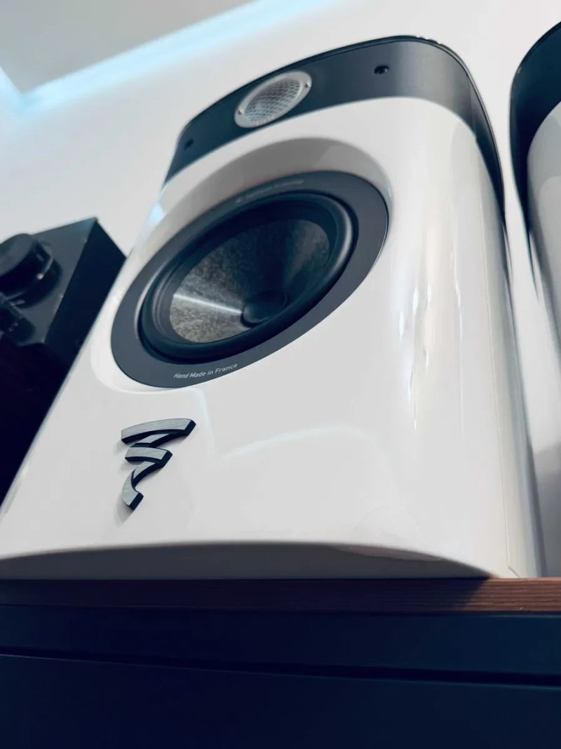 Focal Sopra No.1 Carrara White — полочник уровня, близкого к флагману Utopia | Франция, родные стойки и оригинальная упаковка — фото 5