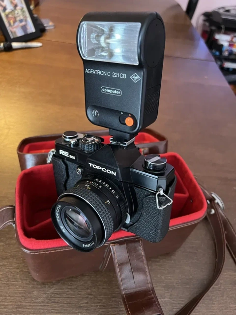 Фотопарат Topcon RE-200 + RE Topcor 55mm f/1.7 + спалах Agfatronic + оригінальний кофр
