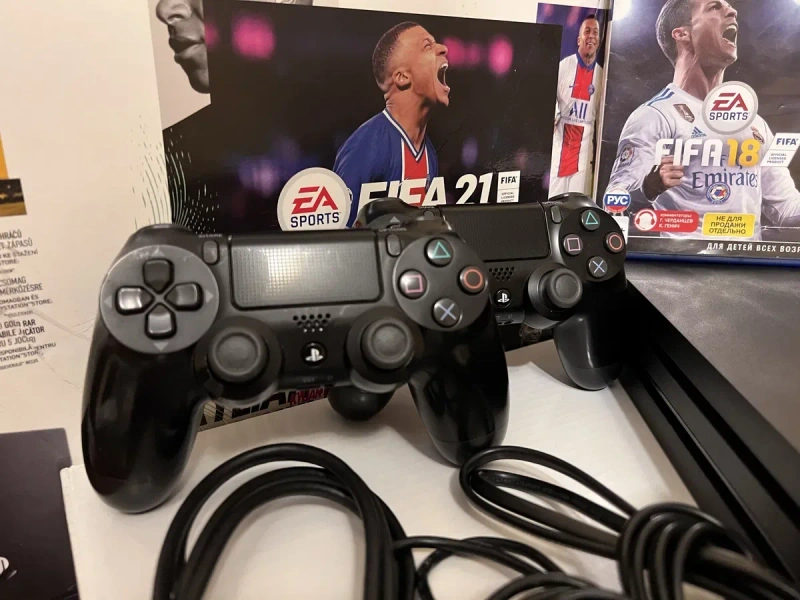 Ігрова консоль Sony Playstation 4 Pro 1TB  x2 геймпади + Fifa 18 — фото 3