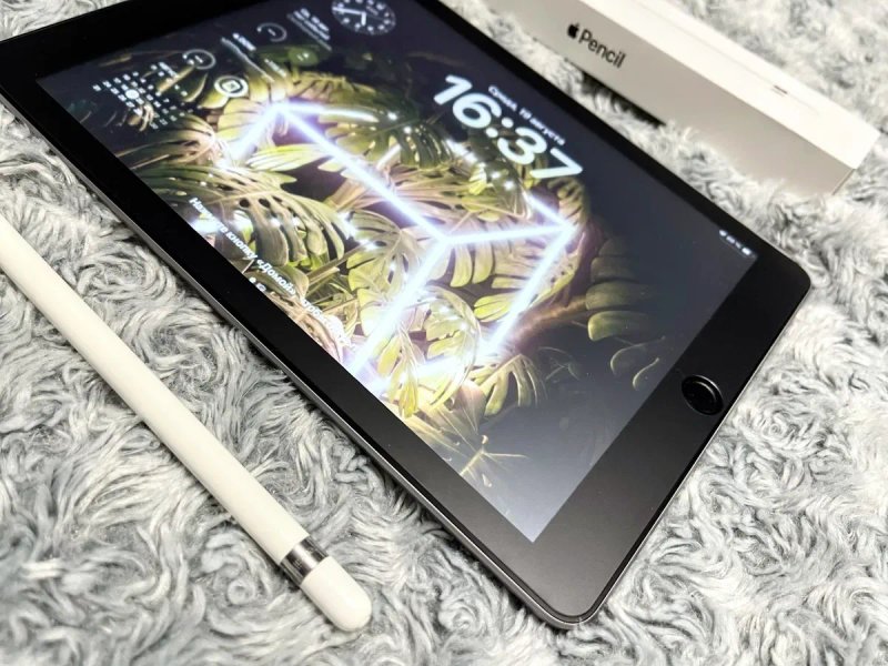 IPad 6 (32 gb) wi-fi, отличное состояние + стекло! А1893 — фото 5