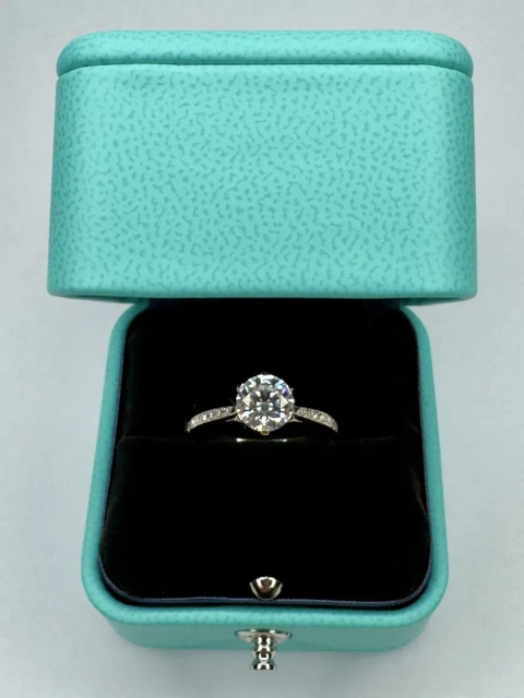Каблучка в білому золоті з дімантом 1Ct в стилі Tiffany.