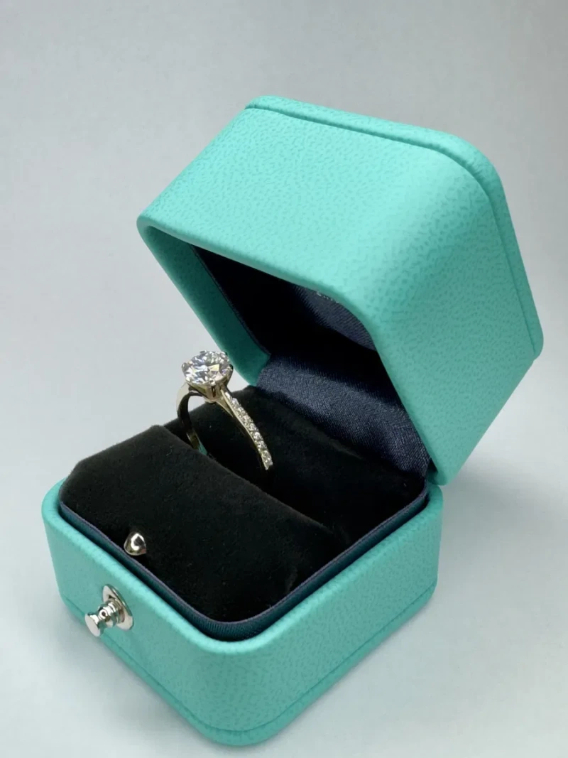Каблучка в білому золоті з дімантом 1Ct в стилі Tiffany. — фото 2