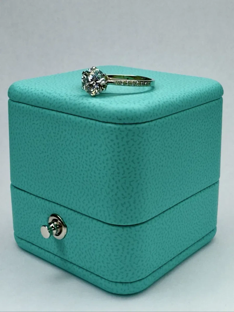 Каблучка в білому золоті з дімантом 1Ct в стилі Tiffany. — фото 3