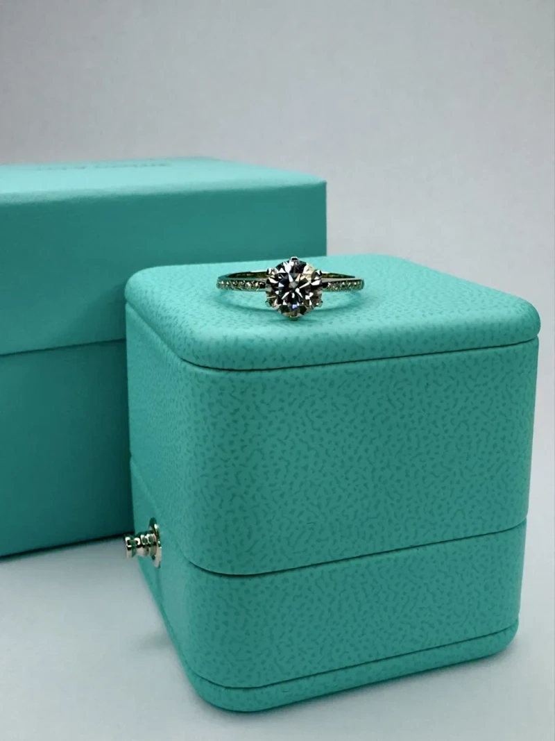 Каблучка в білому золоті з дімантом 1Ct в стилі Tiffany. — фото 4
