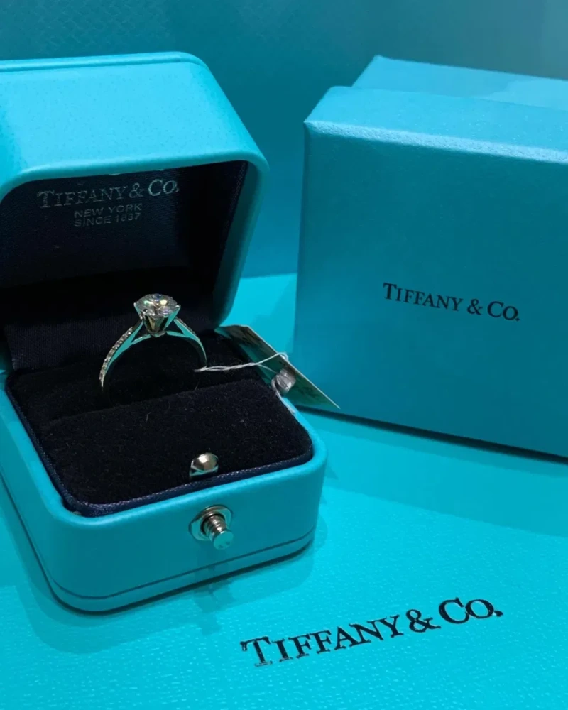 Каблучка в білому золоті з дімантом 1Ct в стилі Tiffany. — фото 5