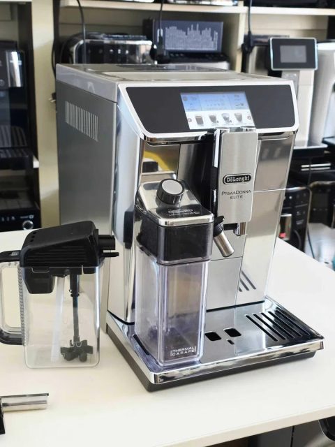 Кавомашина DELONGHI Primadonna Elite ECAM 650.75 з гарячим шоколадом