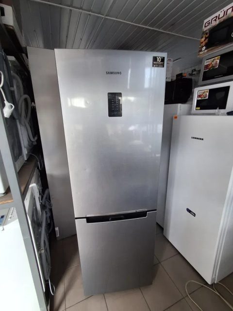 Холодильник Samsung model RB29HER2CSA
