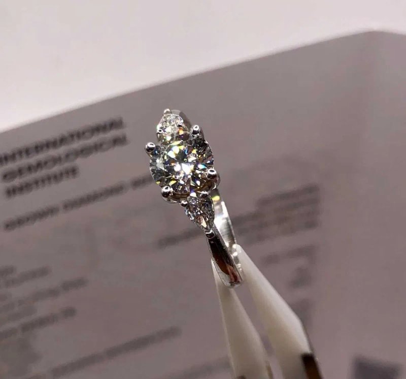 Кольцо белое золото бриллиант 0.81 карат сертификат — фото 4