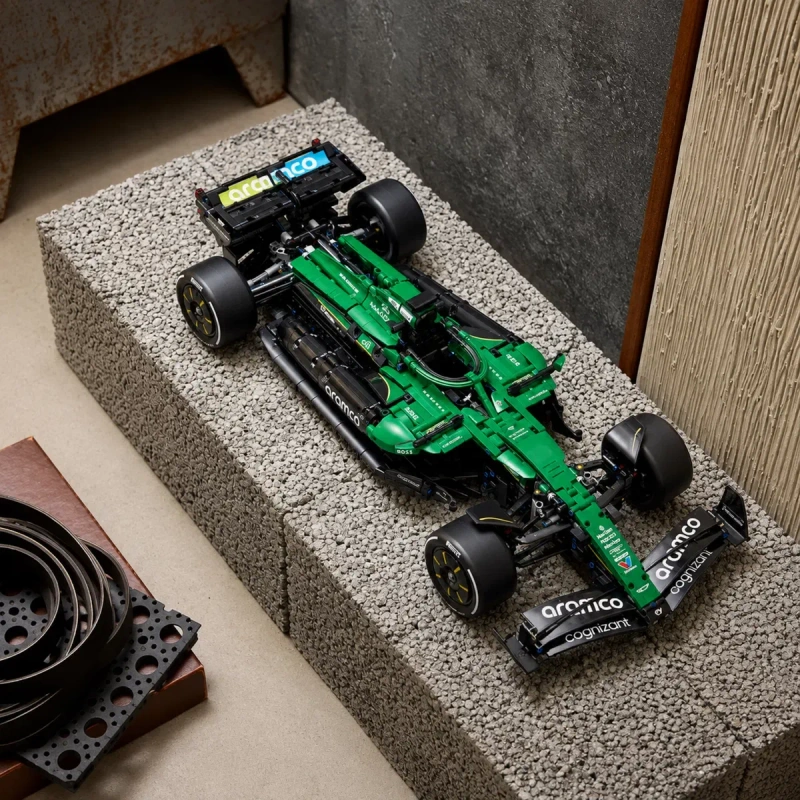 Конструктор Technic – F1 Aston Martin Aramco AMR25 (42240) | 1547 деталей | сумісний з LEGO — фото 4