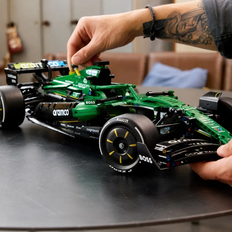 Конструктор Technic – F1 Aston Martin Aramco AMR25 (42240) | 1547 деталей | сумісний з LEGO — фото 6