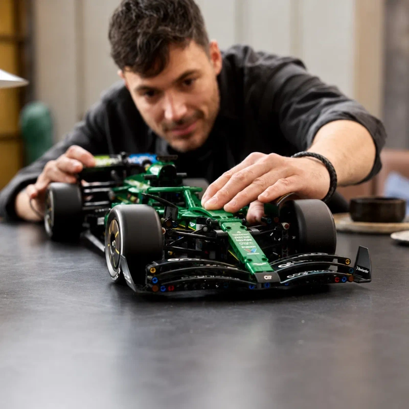 Конструктор Technic – F1 Aston Martin Aramco AMR25 (42240) | 1547 деталей | сумісний з LEGO — фото 7
