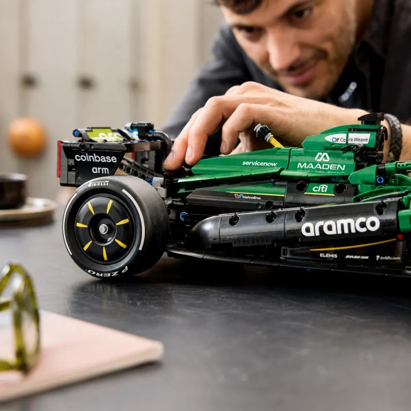 Конструктор Technic – F1 Aston Martin Aramco AMR25 (42240) | 1547 деталей | сумісний з LEGO — фото 8