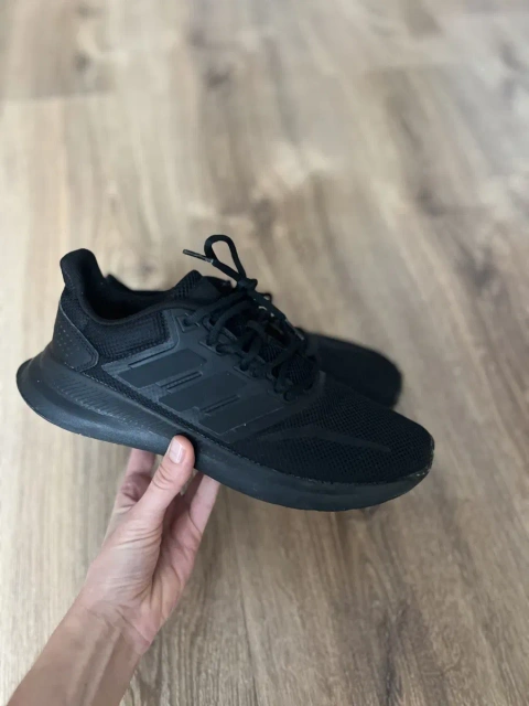 кросівки adidas (стелька 26)