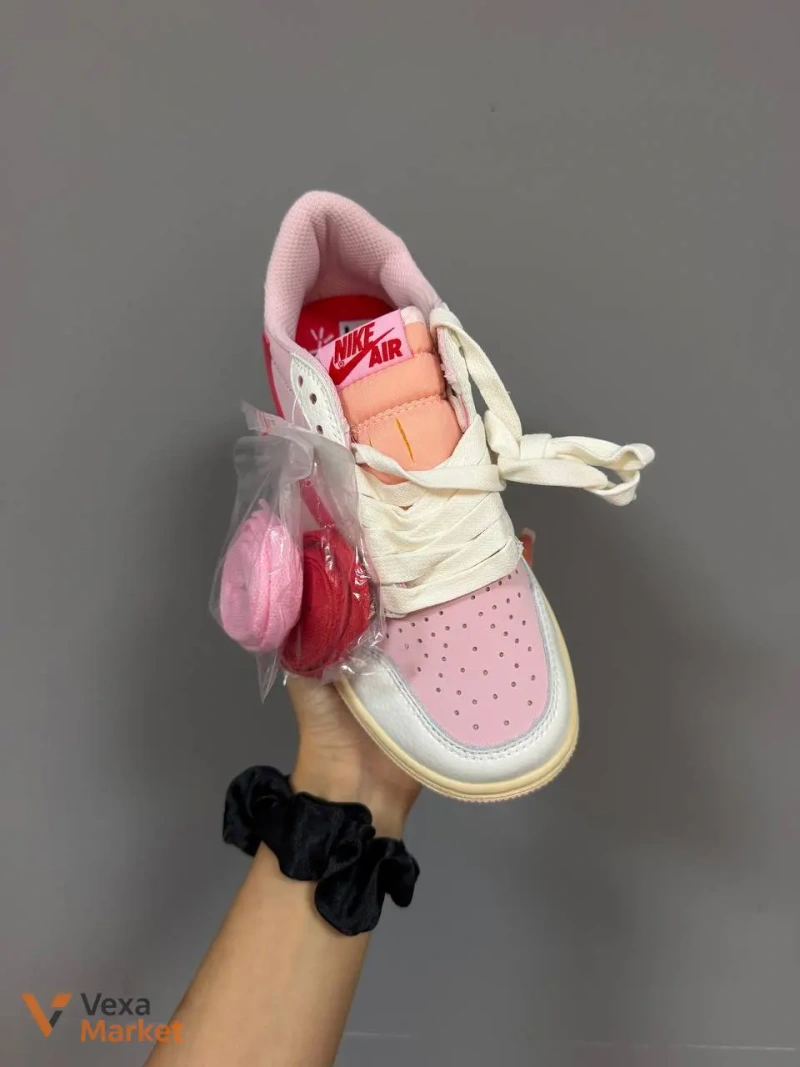 Кросівки NIKE AIR JORDAN 1 x TRAVIS SCOTT рожево-червоні — фото 3