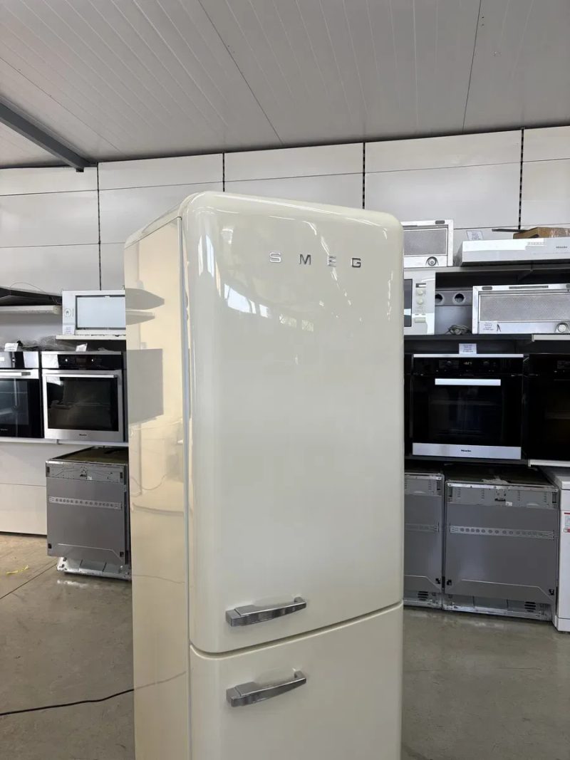 Культовий ретро холодильник Smeg FAB38RCR Cream (кремовий, 70 см) — фото 2