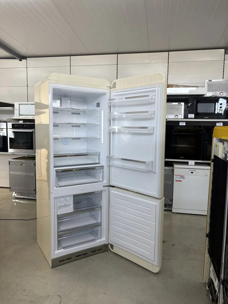 Культовий ретро холодильник Smeg FAB38RCR Cream (кремовий, 70 см) — фото 3