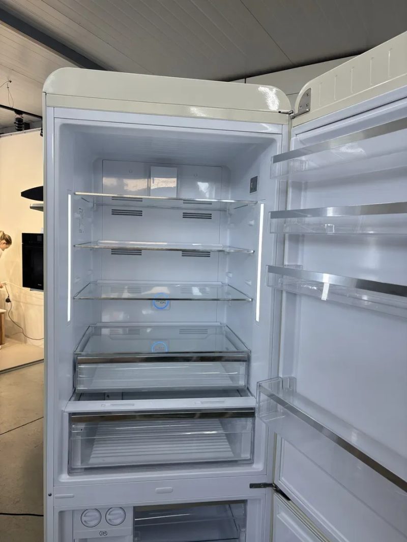 Культовий ретро холодильник Smeg FAB38RCR Cream (кремовий, 70 см) — фото 5