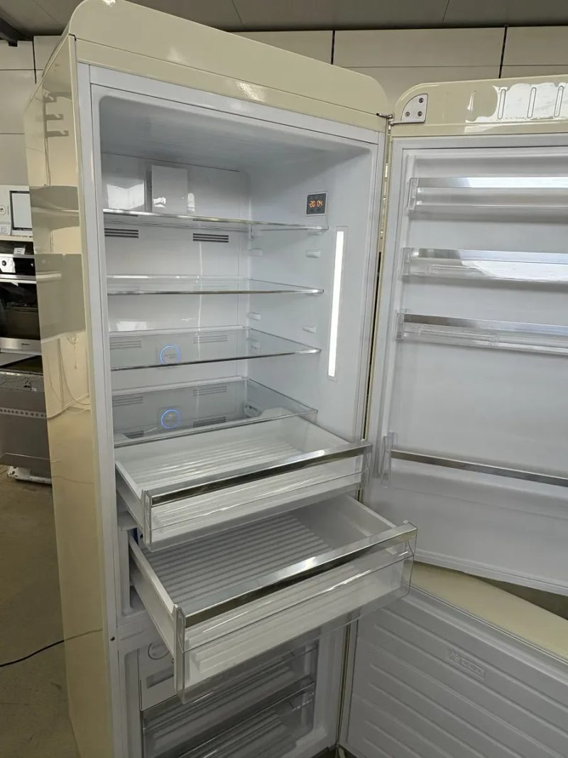 Культовий ретро холодильник Smeg FAB38RCR Cream (кремовий, 70 см) — фото 7