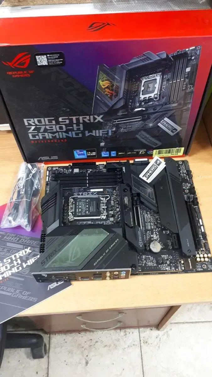 Материнська плата Asus Rog Strix Z790-H Gaming WiFi — фото 2