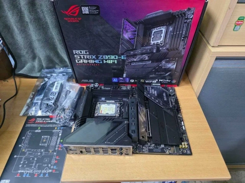 Материнська плата Asus ROG Strix Z890-E Gaming WiFi