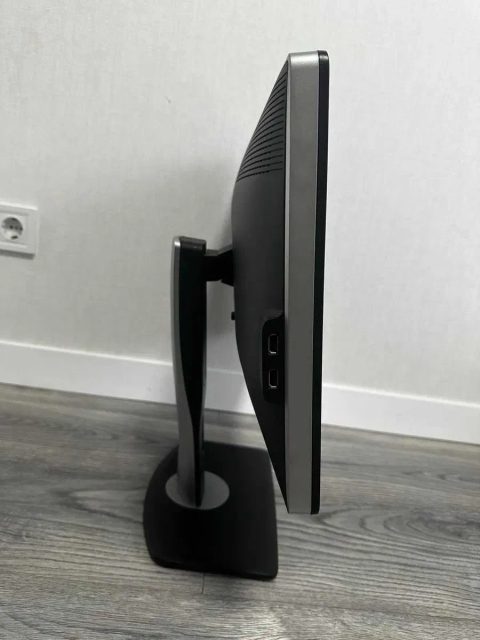 Монитор DELL Ultrasharp U2312Hm / 23 Дюймів / IPS / 1920x1080