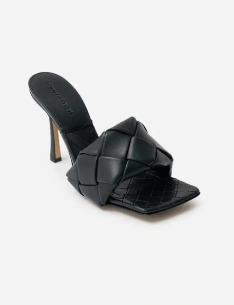Мюлі та сумка від Bottega Veneta
