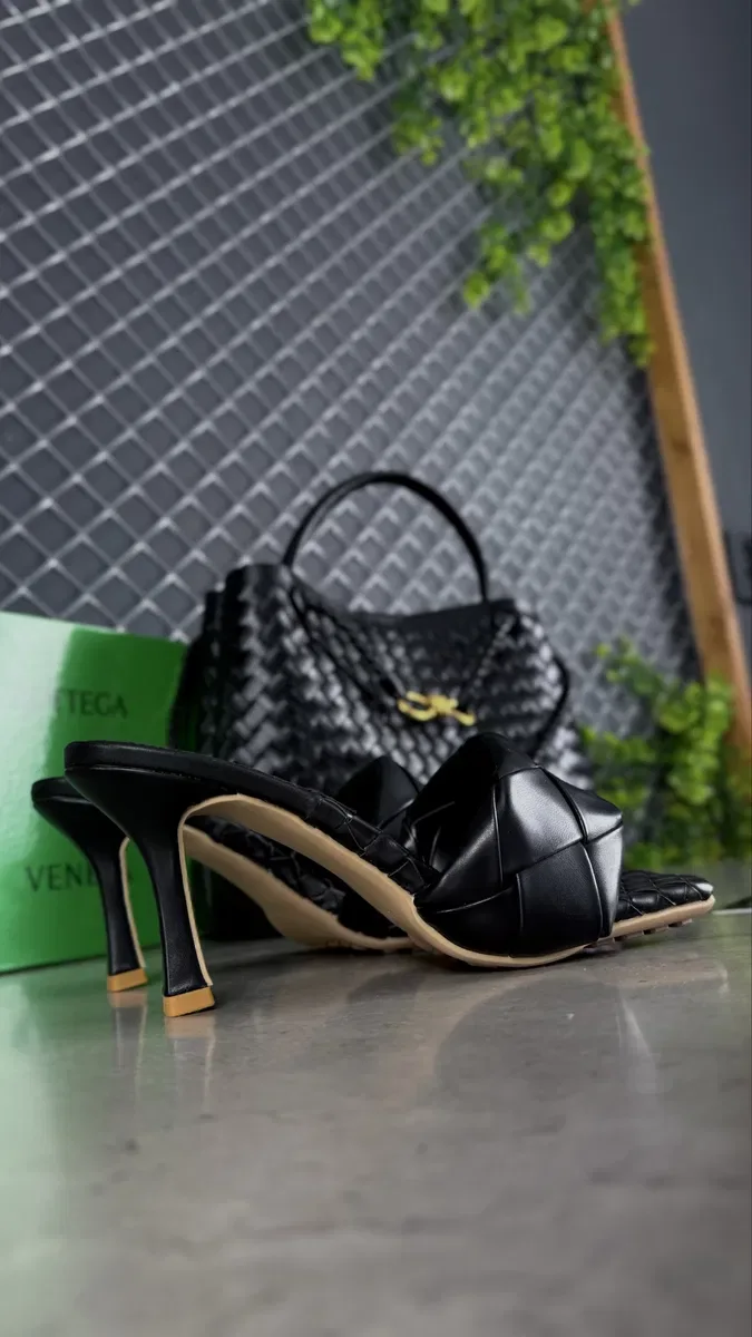 Мюлі та сумка від Bottega Veneta — фото 7