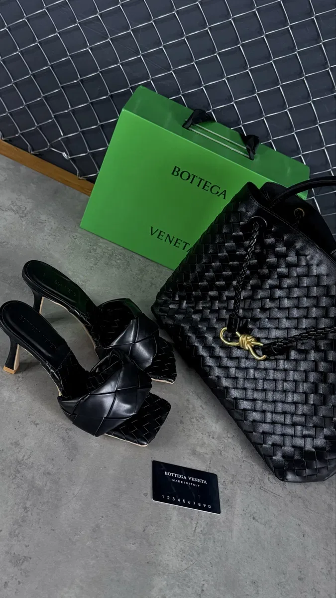 Мюлі та сумка від Bottega Veneta — фото 8
