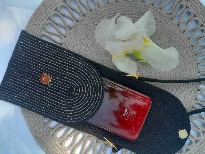 На вечірку і подорож сумочка-чохол для телефону та дрібниць через плече з паєтками зі з'ємним ремінцемручна робота Handmade — фото 8