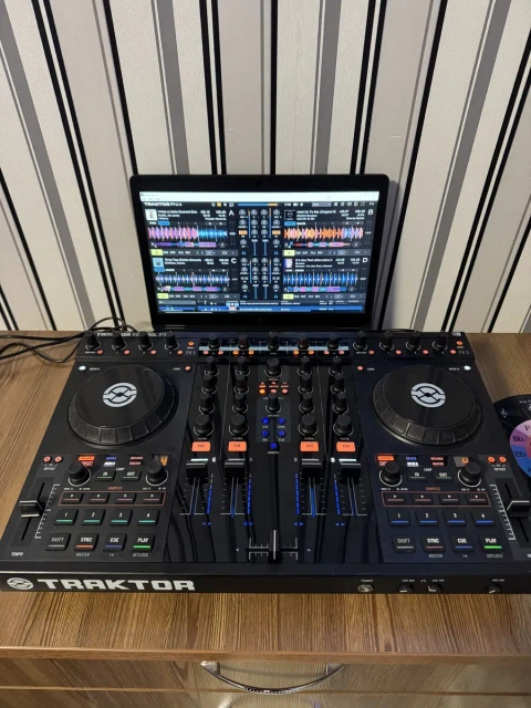 Native Instruments Traktor S4 DJ контроллер