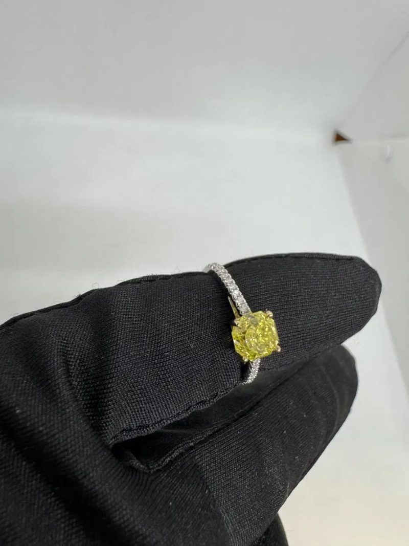 Неймовірна золота каблучка з кольоровим діамантом 1,6 карата, +обрамлення діаманти на 0,3 карата — фото 2