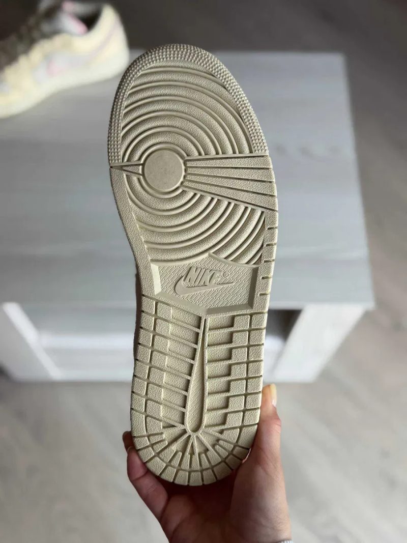 Nike Air Jordan 1 Low SE Coconut Milk. Оригінальні кросівки. Оригінал. Демісезон. — фото 5