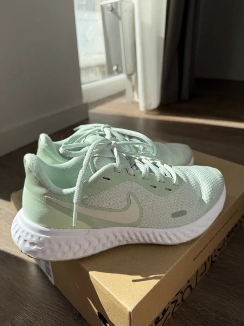 Nike Revolution 5 жіночі кросівки 37.5 / 23.5 см мʼятного кольору оригінал