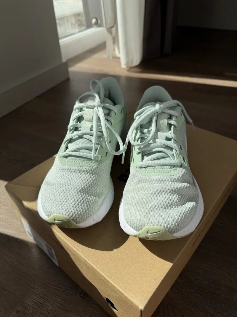 Nike Revolution 5 жіночі кросівки 37.5 / 23.5 см мʼятного кольору оригінал — фото 2