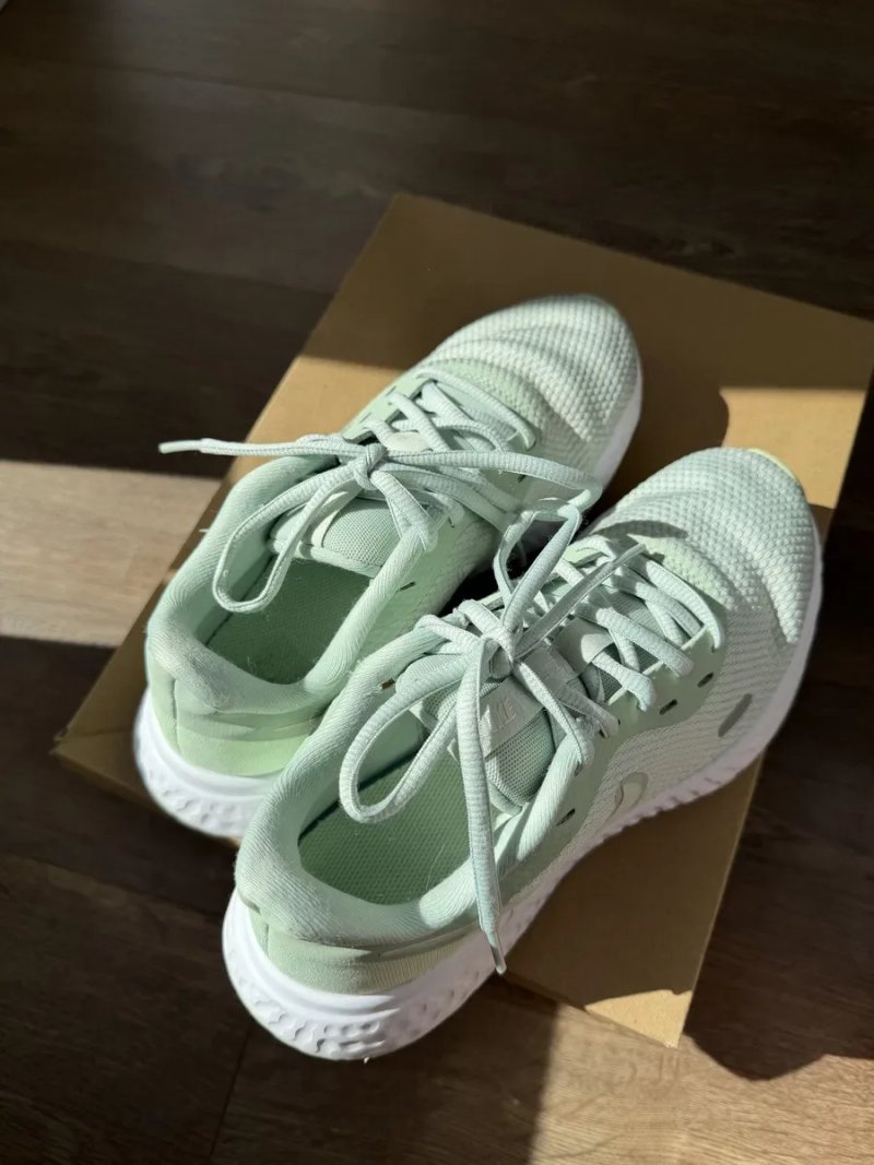Nike Revolution 5 жіночі кросівки 37.5 / 23.5 см мʼятного кольору оригінал — фото 3
