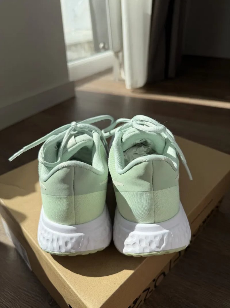 Nike Revolution 5 жіночі кросівки 37.5 / 23.5 см мʼятного кольору оригінал — фото 4