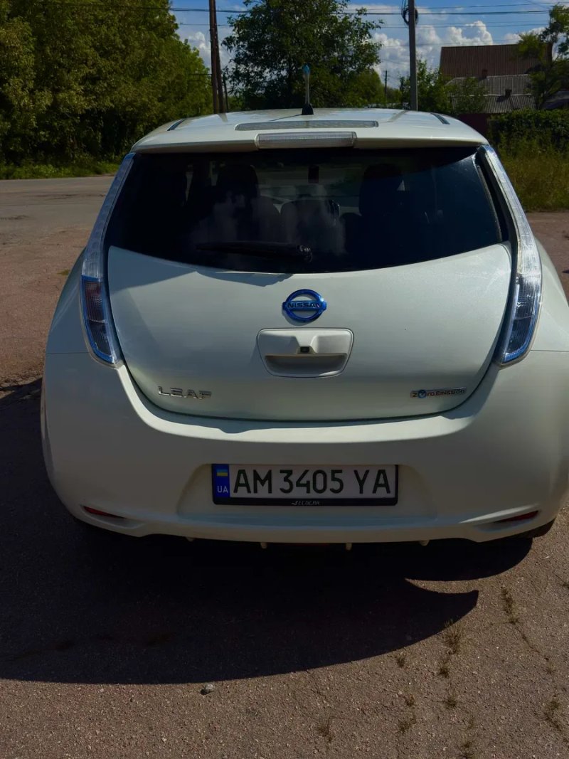 Nissan Leaf 2011 — 100% не крашений! Обслужений, запас 85 км + зарядка — фото 2