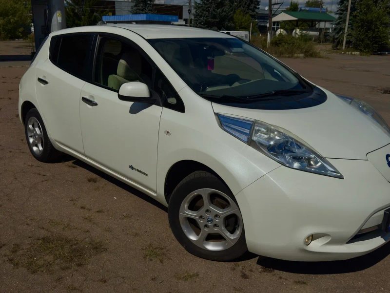 Nissan Leaf 2011 — 100% не крашений! Обслужений, запас 85 км + зарядка — фото 4