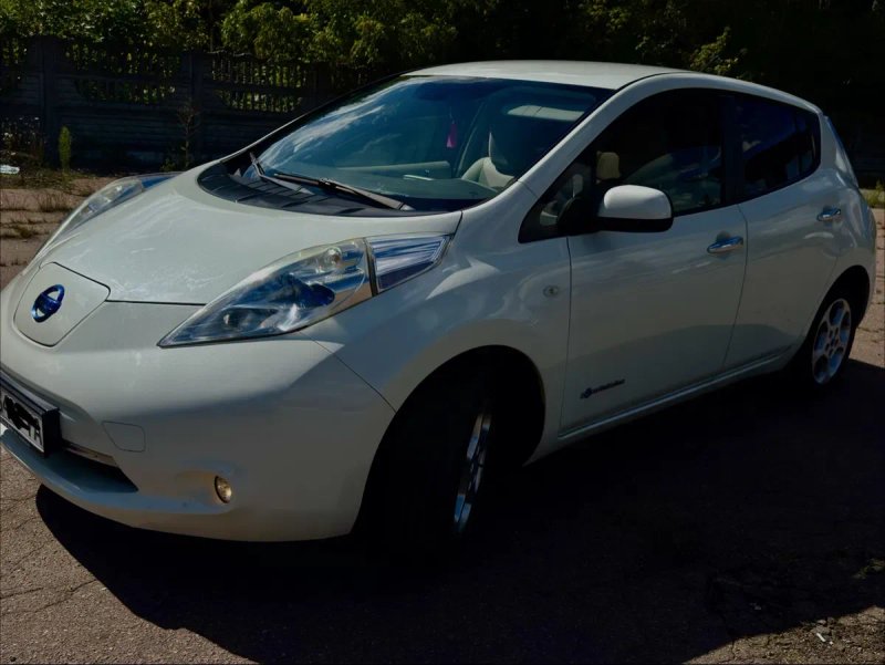 Nissan Leaf 2011 — 100% не крашений! Обслужений, запас 85 км + зарядка — фото 5