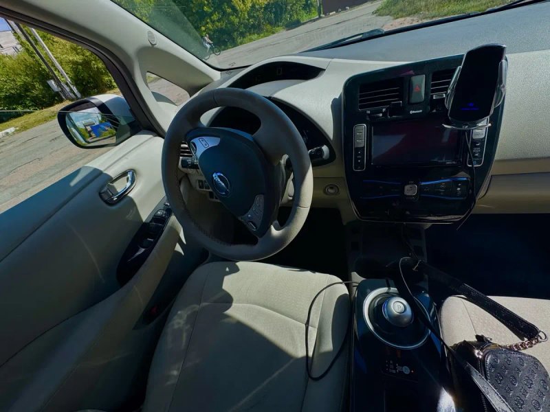 Nissan Leaf 2011 — 100% не крашений! Обслужений, запас 85 км + зарядка — фото 7