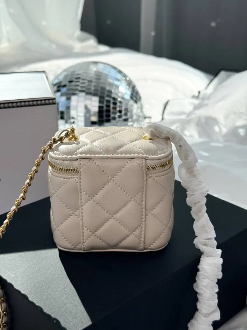 НОВИНКА ‼️ Chanel Mini Vanity Case in Cream Lambskin Gold-Tone Hardware / Chanel Mini Vanity Case / женская кожаная сумочка Шанель — фото 3