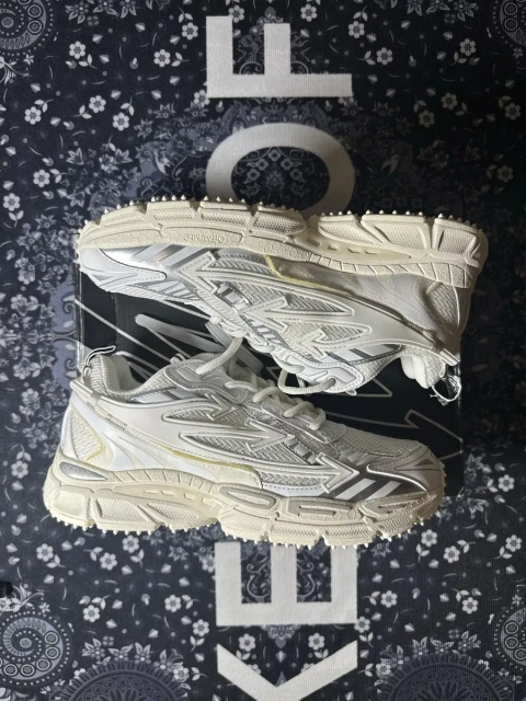 Off-White Be right back | Premium