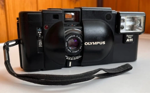 Olympus XA плівковий далекомір, спалах A11