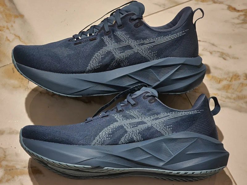 Оригінал 100% чоловічі кросівки asics novablast 5  eur 45 — фото 2