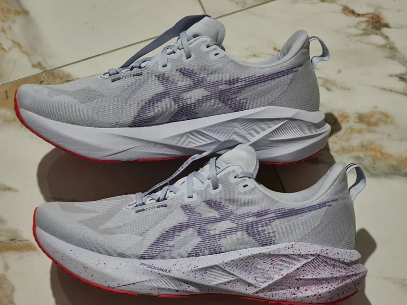 Оригінал 100% чоловічі кросівки asics novablast 5  eur 48 — фото 2