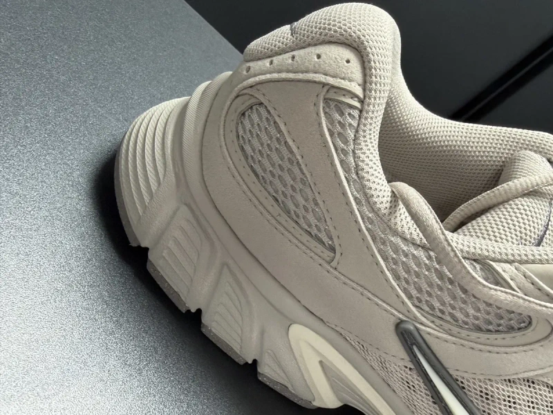 Оригінал 100% кросівки Nike V5 Rnr (II6292-201) /25см//25,5см/26см/26,5см/27,5см/28,5см/29см/ — фото 4