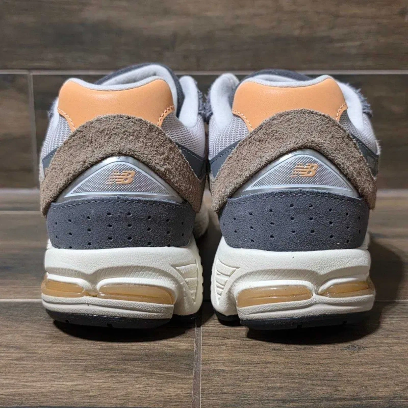 Оригінальні кросівки New Balance 2002R Mushroom Brown/Grey — фото 4